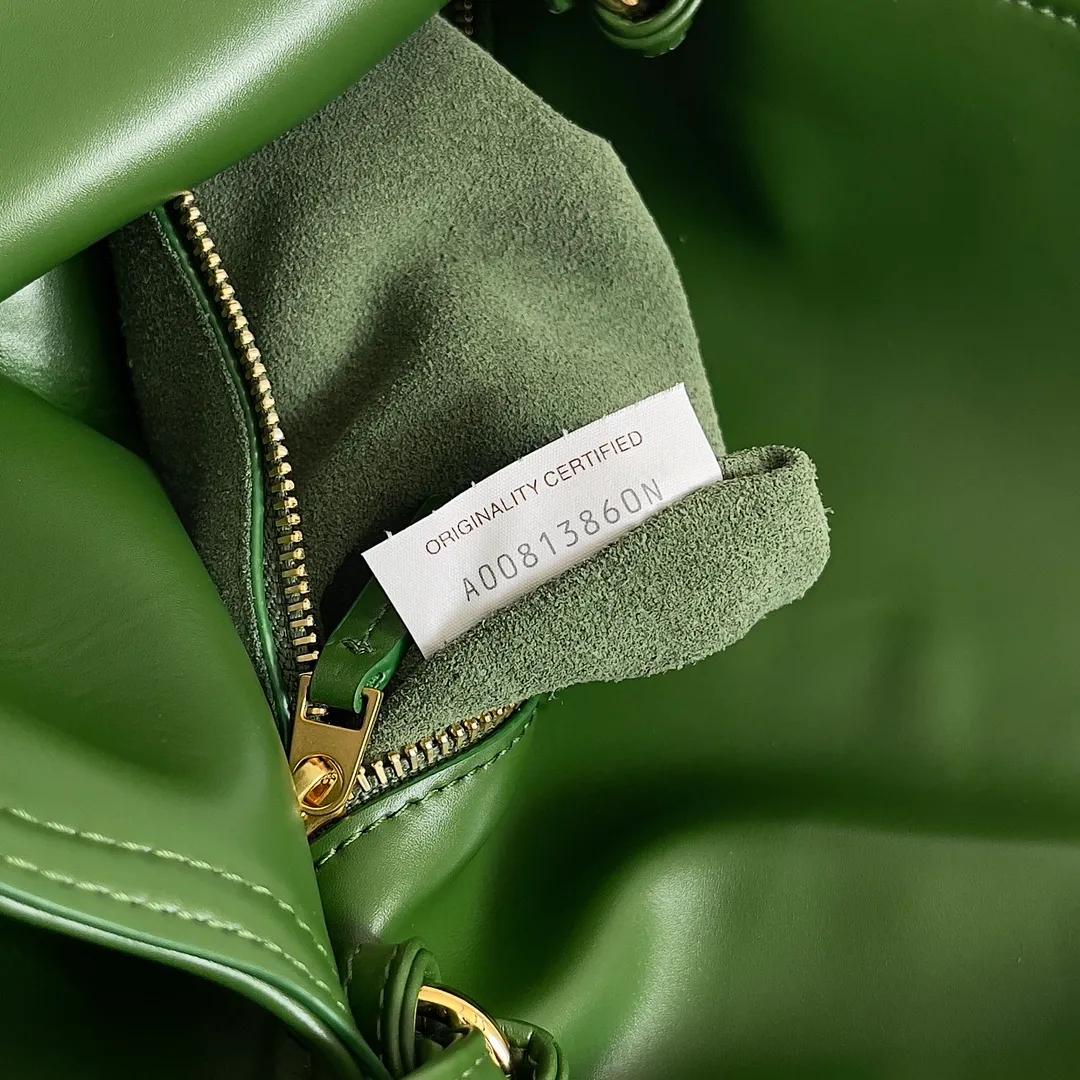 Batch 1520 Inspired by the 1970s, the Bottega Veneta women's logo shoulder bag has a smooth leather surface that brings a clean and handsome feel, just like the neatness and tenacity of a working woman. The front buckle has high-quality hardware pendant body, the overall retro elegance, and the excellent leather feels soft. This Bottega Veneta series can be described as beautiful, weakening the complexity of the outfit, not competing for it, and only using the best quality to interpret itself. Style number: 806030 (small size) Size: 27*16*6cm